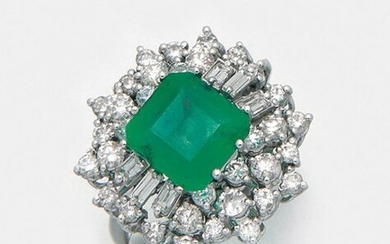Splendid Colombian emerald ring
