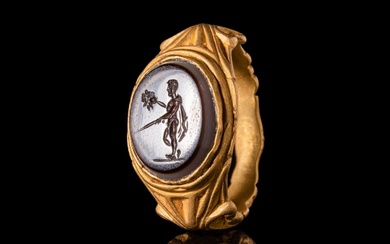 ROMAN GOLD RING WITH AGATE INTAGLIO DEPICTING PERSEUS