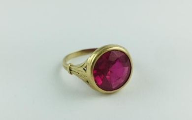 Ring in 18 K yellow gold with ruby