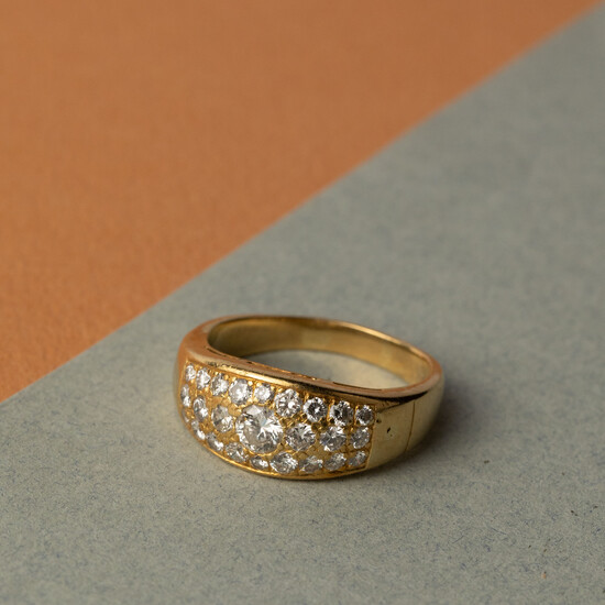 Ring, pavé-zetting. Maat 64. Geel goud (750/1000). Bezet met 1 diamant in briljantslijp (0.36kt, kwaliteit F VS1) en nog