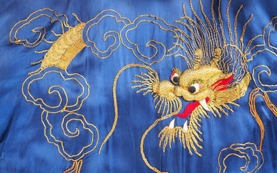Robe en soie bleue à décor de dragons. Indochine vers 1930 (quelques petites taches)