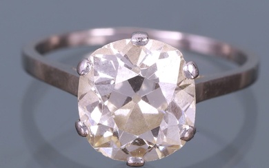 Solitaire En platine (800‰) serti d’un diamant taille ancienne d’environ 3 carats Tour de doigt...