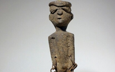 Statuette Lobi (Burkina faso) Statuette masculine portant des chaînes aux bras et un anneau aux...