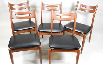Suite de cinq chaises en bois teinté, dossier ajouré, l'assise en skaï. Travail Scandinave des...