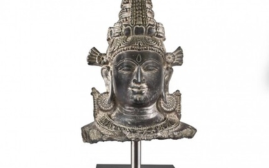 TÊTE DE VISHNU Inde, dans le style des sculptures Pala du XIIe siècle