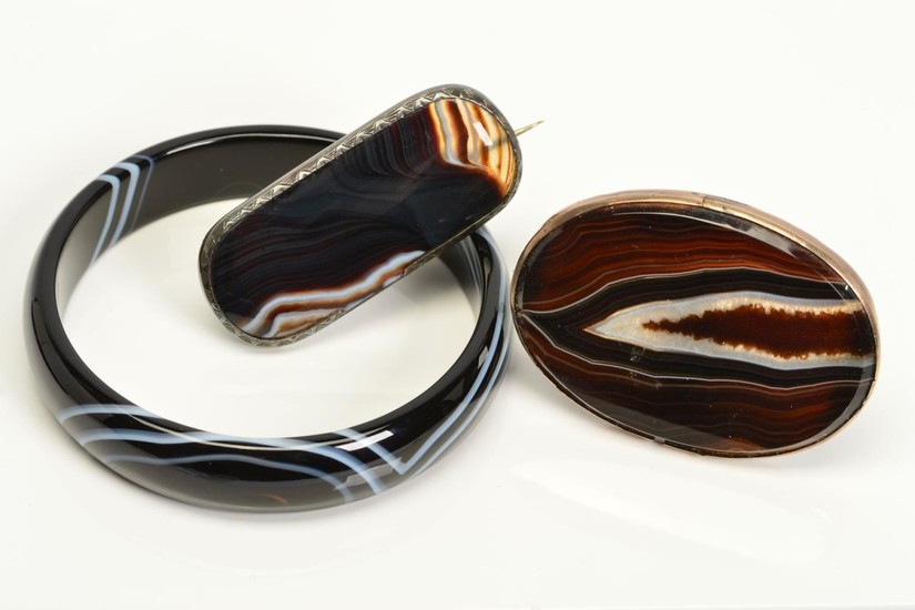 THREE PIECES OF BANDED AGATE JEWELLERY, to include a D shape...