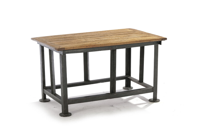 Table basse, XXIe s., à plateau en bois naturel reposant sur un piétement composé de profilés en acier, 57x61x102 cm