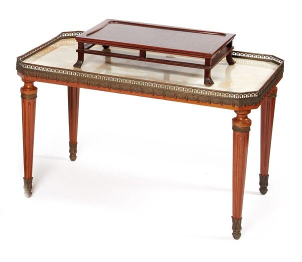 Tavolino basso in legno, piano in marmo con... - Lot 337 - Pierre Bergé & Associés
