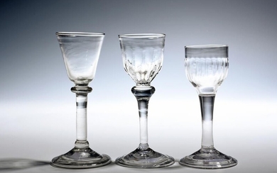 Trois petits verres à vin vers 1730-40, l'un avec une coupe ronde et plate en...