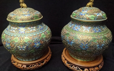 Deux pots chinois en cloisonné de la fin du 19e siècle, avec couvercles, Chien de...