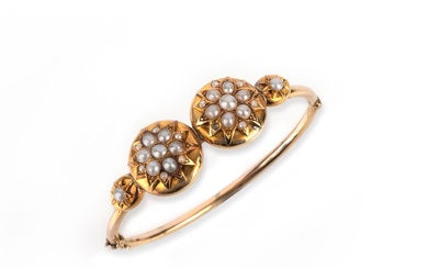 Un bracelet victorien en or et demi-perles, fin du 19ème siècle, de conception articulée, le...
