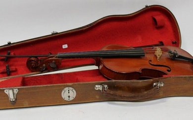 VIOLIN bearing an apocryphal Stradivarius label with an ARCHET and case. L. 37 cm. Small bumps and scratches.
