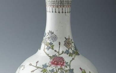 Vase. China, Qing dynasty, Guangxu period, late 19th, early 20th century. Hand-glazed porcelain.