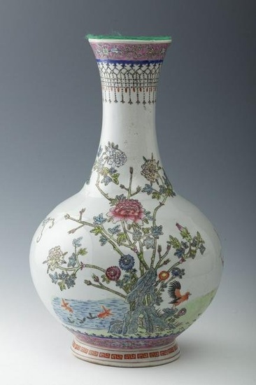 Vase. China, Qing dynasty, Guangxu period, late 19th, early 20th century. Hand-glazed porcelain.