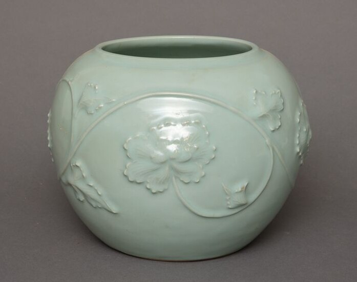 Vase - Longquan - Porcelain - Miyanaga Tōzan II (1907-1995) - Beautiful large Kinuta celadon globular vase with applied peony design - Japan - Shōwa period (1926-1989)