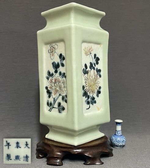 Vase - Porcelain - Chinese - Rare square four sided vase - China - Qing Dynasty (1644-1911)