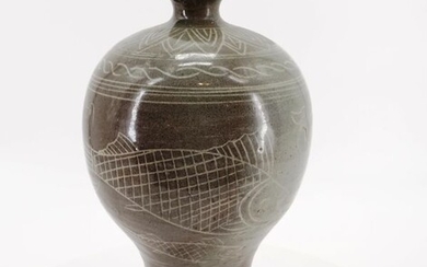 Vase - Stoneware - A SLIP-INLAID PUNCH'ONG / BUNCHEONG TYPE 'CARP / FISH' STONEWARE VASE, MAEBYONG - Korea - Joseon dynasty (1392–1910)