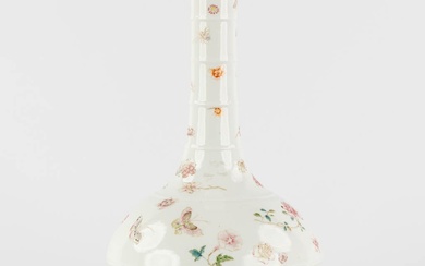 Vase chinois inhabituel de la famille rose, décoré de papillons, marque Yonghzeng, 19e siècle. Ce...