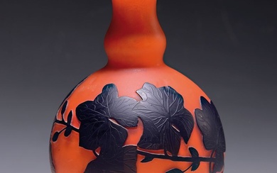 Vase d'ornement, Richard Burgsthal (1884-1944) pour Johann Loetz Witwe, Klostermühle, après 1918, verre doublé en...