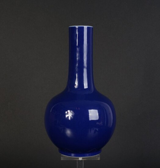 Very beautiful monochrome porcelain stem vase (1) - Monochrome - Porcelain - China - Late 19th century