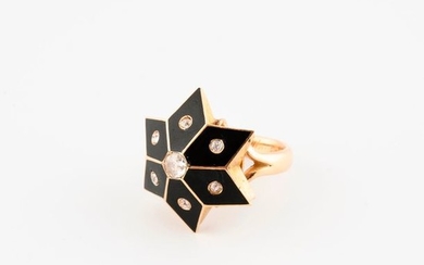 Yellow gold ring (750) with a star-shaped plate,...