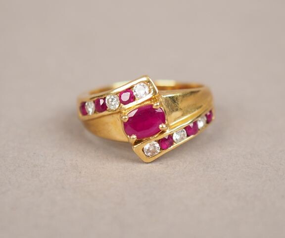 Yellow gold ring, decorated in its centre with a ruby and two lines of small diamonds and alternating rubies.