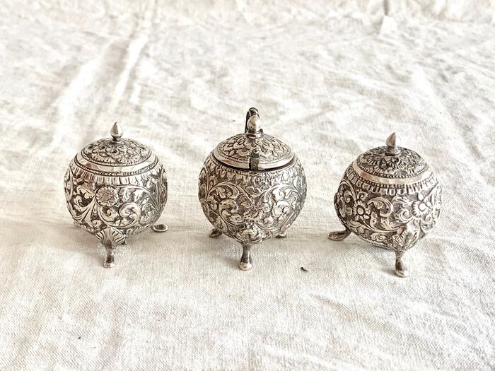 condiment set - salt - peeper - mustard pot - hand chased - kutch (4) - .925 silver - Indian artist - India - Early 20th century