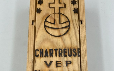 1 blle Grande Chartreuse VEP Liqueur fabriquée par les Pères Chartreux 50 cl Et. un peu usée. Caisse Bois d'origine.