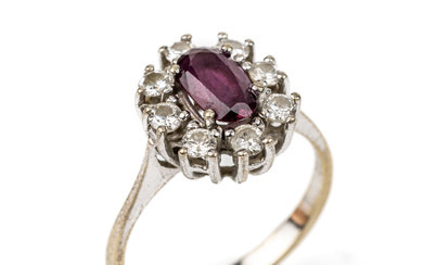 14 kt gold ruby-brilliant-ring , WG 585/000,centered oval bevelled ruby...