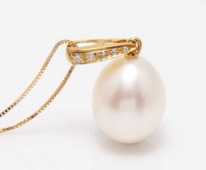 18 kt. Yellow Gold-11x12mm Lustrous Freshwater Pearl