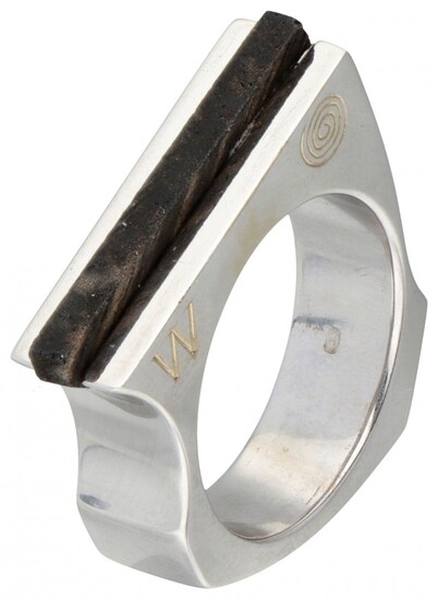 18K. White gold design ring with ebony wood.