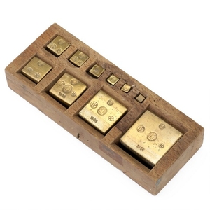1907/5438: Collection of square trade weights in wooden box without lid. Complete set consisting of 10 pcs weights where the smallest weights are very rare