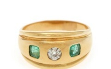 1927/1138 - An emerald and diamond ring set with an old-cut diamond flanked by two emerald-cut diamonds, mounted in 18k gold. Size 60.