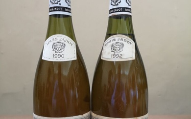 2 bouteilles MONTRACHET Grand Cru - Louis JADOT 1990 et 1992 Etiquettes légèrement tachées. Niveaux...