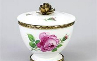Cover box with metal mount and plastic rose, Meissen