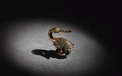 A SMALL GILT-BRONZE GOOSE-FORM BELT HOOK WARRING STATES PERIOD - HAN DYNASTY