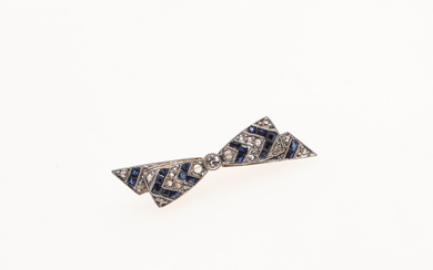 2907638. A SAPPHIRE AND DIAMOND BOW BROOCH.