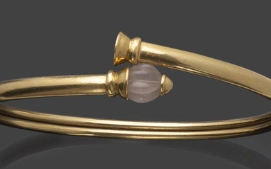 38. Bracelet rigide formant ressort en or…