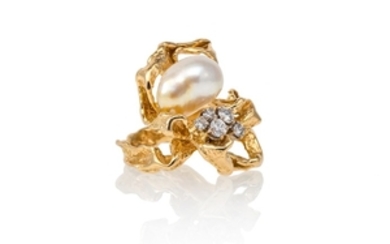 Gilbert Albert, bague or 750 froissé sertie d'une perle de culture blanche rehaussée de diamants taille brillant