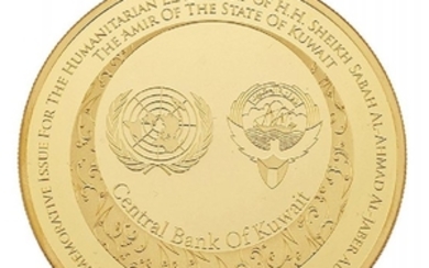A Kuwait gold presentation 100 dinar commemorative...