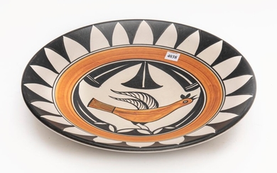 A LARGE CERAMIC PLATTER WITH HAND PAINTED BIRD DESIGN