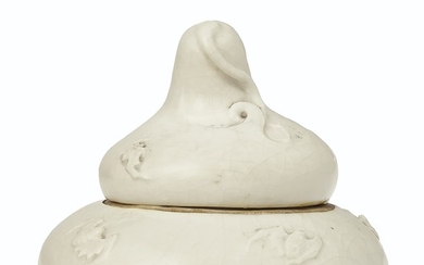 AN UNUSUAL SMALL CREAM-GLAZED DOUBLE-GOURD-FORM BOX AND COVER, 18TH CENTURY