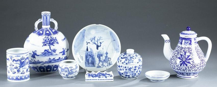 8 Chinese blue and white porcelain pieces.