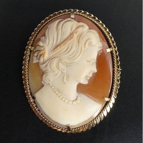 9 carat gold mounted carved shell cameo brooch, Birmingham 1...