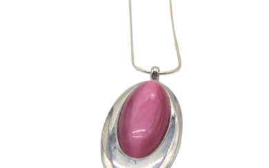 925 SILVER NECKLACE WITH A PENDANT DECORATED WITH A PINK GEMSTONE.