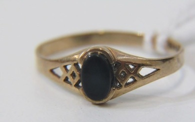 9ct GOLD ONYX SIGNET STYLE RING, size M/N