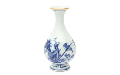 A CHINESE BLUE AND WHITE FLOWER AND BIRD BOTTLE VASE, YUHUCHUNPING 十九世紀 青花花鳥圖紋玉壺春瓶