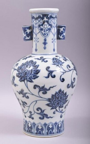 A CHINESE BLUE AND WHITE TWIN HANDLE PORCELAIN VASE