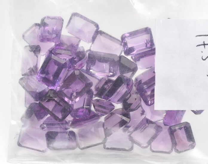 A COLLECTION OF LOOSE EMERALD CUT AMETHYSTS WEIGHING 77.50CTS