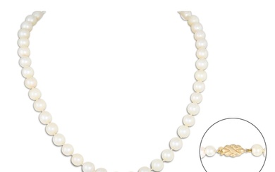 A CULTURED PEARL NECKLACE, cream/pink tones, with a 9ct yell...